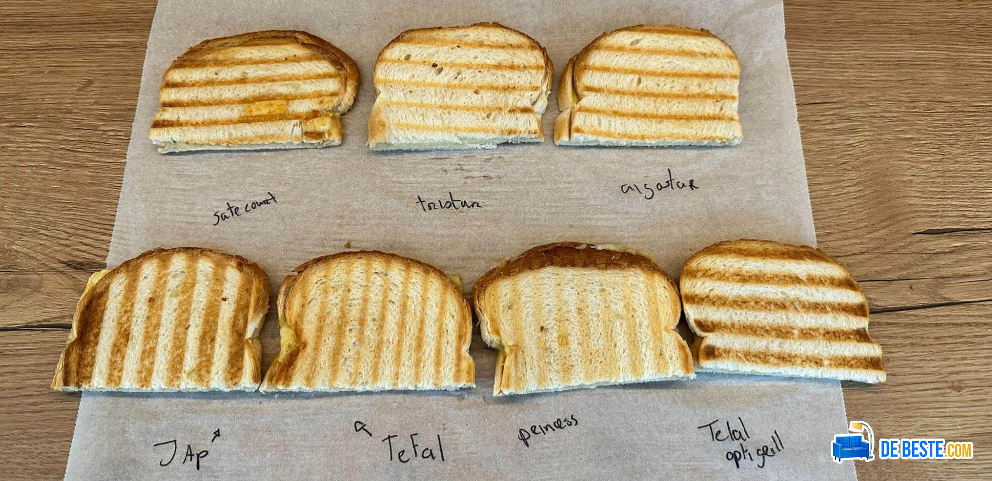 Vier sneetjes geroosterd brood op een beste contactgrill.