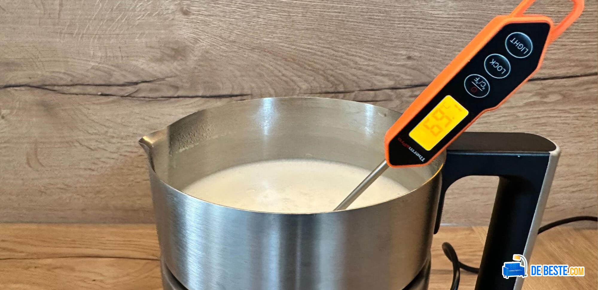 Een thermometer wordt gebruikt om melk in een koffiezetapparaat te meten.
