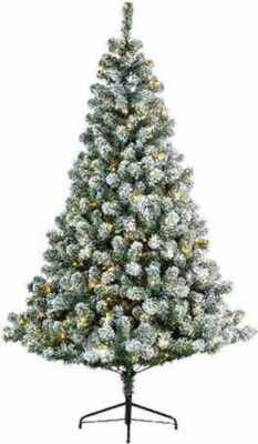 Een kerstboom op een standaard tegen een witte achtergrond.