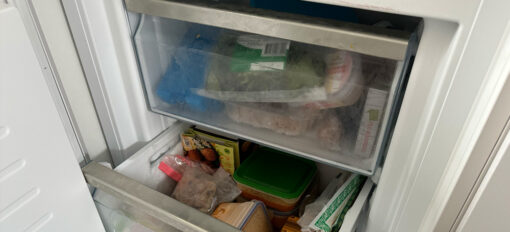 Een koelkast met veel eten in de Vriezer.