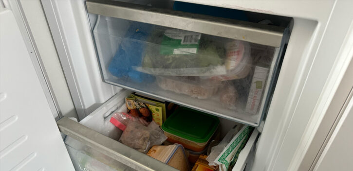 Een koelkast met veel eten in de Vriezer.