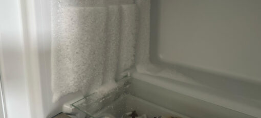 Een close-up van een vriezer met ijs erin.